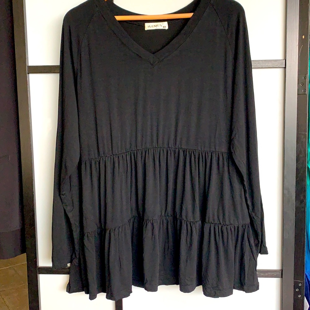 iGENJUN black flounce vneck top.